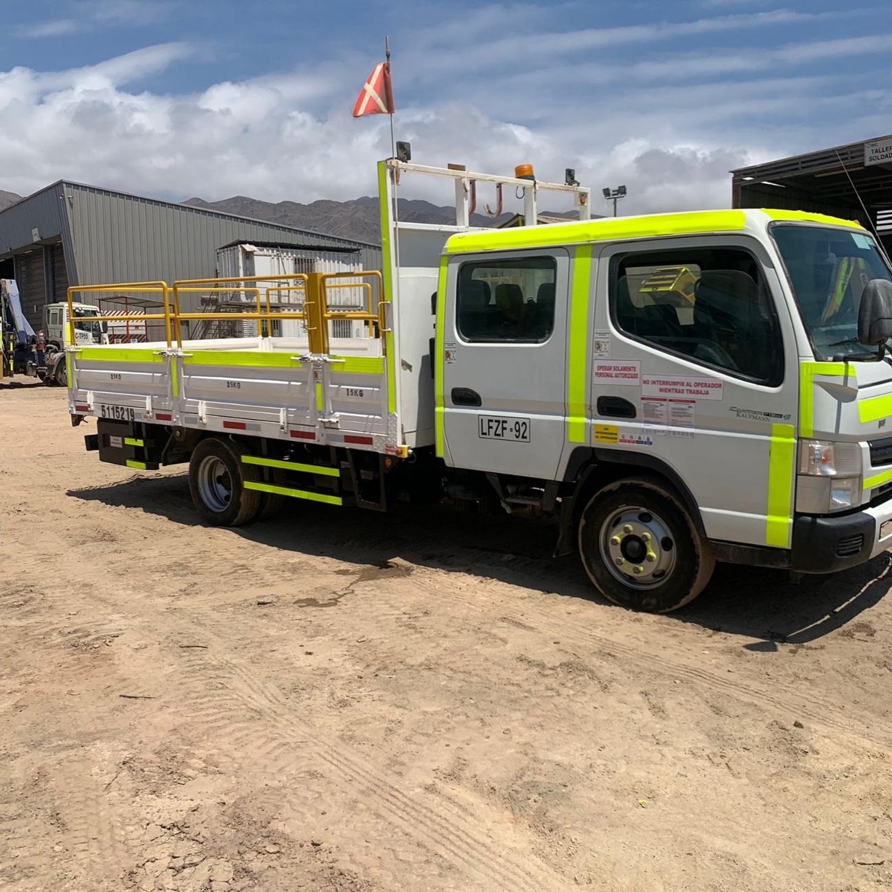 Camión plano DOBLE CABINA 4 TON marca MITSUBISHI | SK Rental Chile