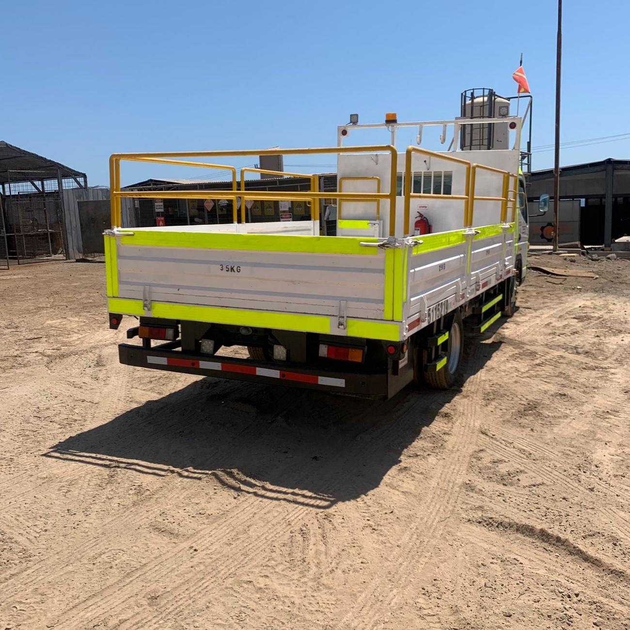 Camión plano DOBLE CABINA 4 TON marca MITSUBISHI | SK Rental Chile