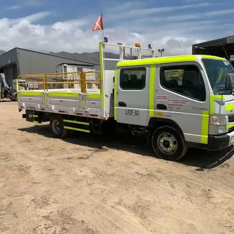 Arriendo de Camión Plano doble cabina 4 Ton. Mitsubishi FUSO modelo Canter 715 Euro V en SK Rental con cobertura nacional.