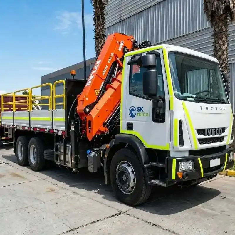 Arriendo de Camión Pluma 6.4 Ton. IVECO modelo Camión Eurocargo 260E y Grúa AK 332.3E A5 en SK Rental con cobertura nacional.