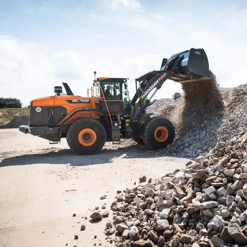 Arriendo de Cargador Frontal 5 m3 Doosan modelo DL420 en SK Rental con cobertura nacional.